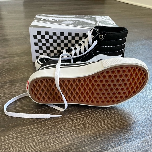 Like New! Vans Skate Sk8-Hi Black/White Sneakers - Unisex (Boys Size 5) - Picture 6 of 10